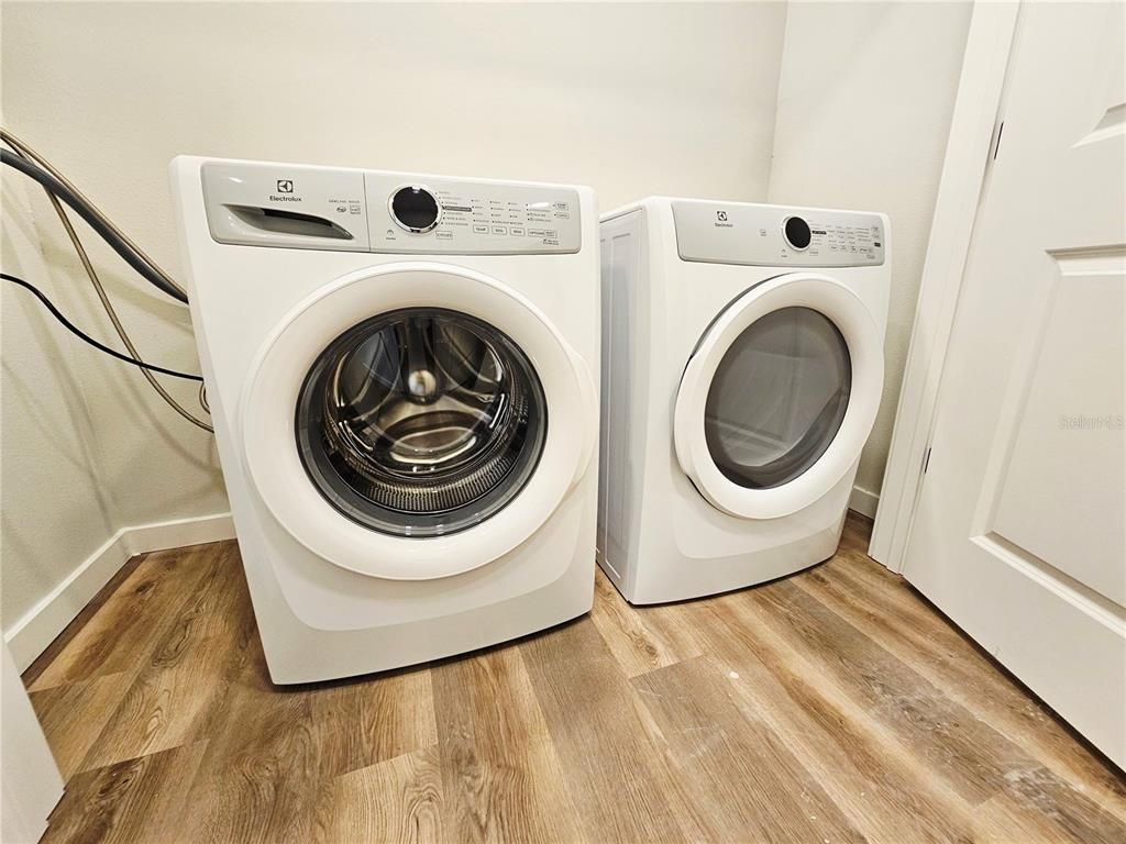 Interior, Washer, Wood Texture Flooring