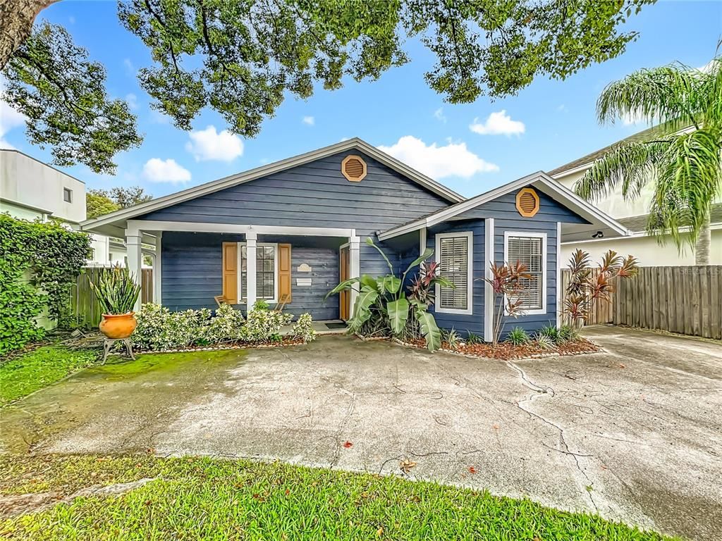 Exterior, Facade, Ranch