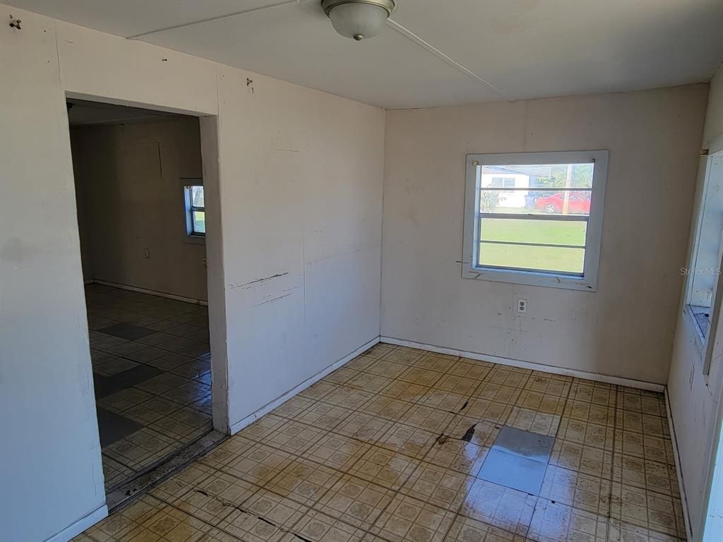 Empty room, Interior