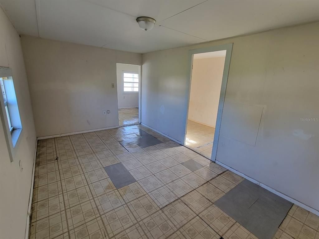 Empty room, Interior