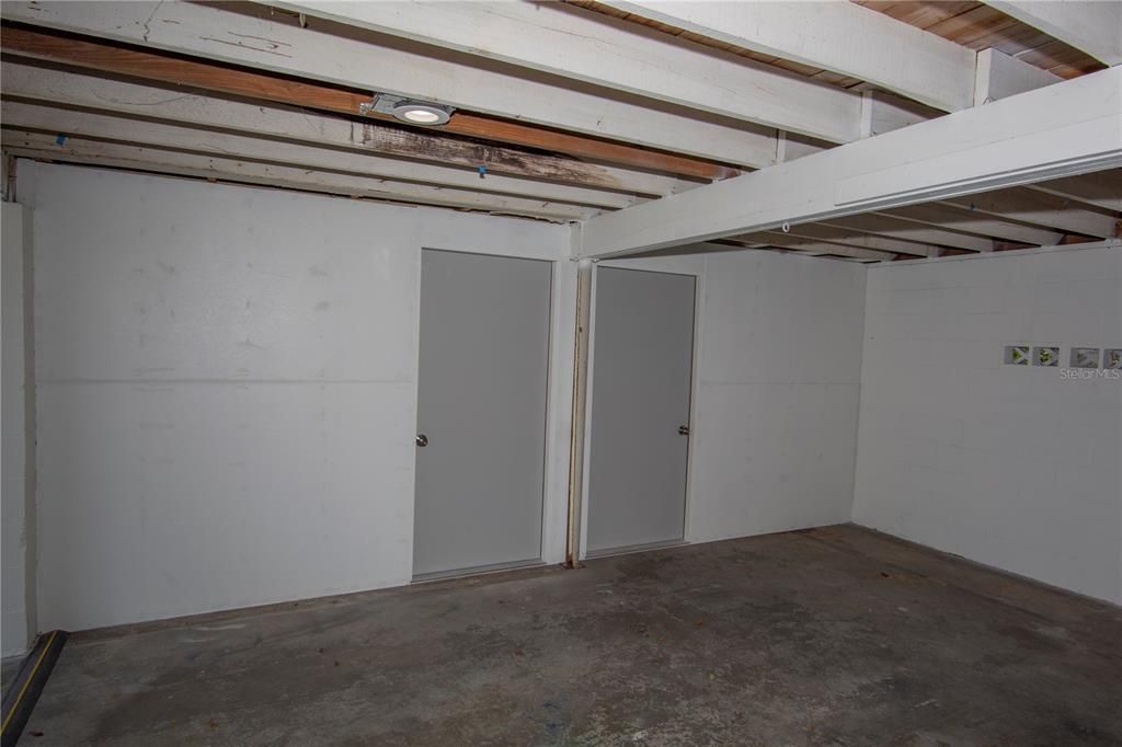 Empty room, Interior, Wooden Beams