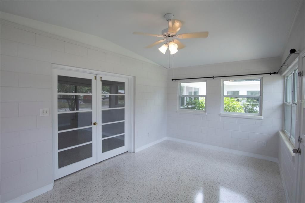 Empty room, Interior