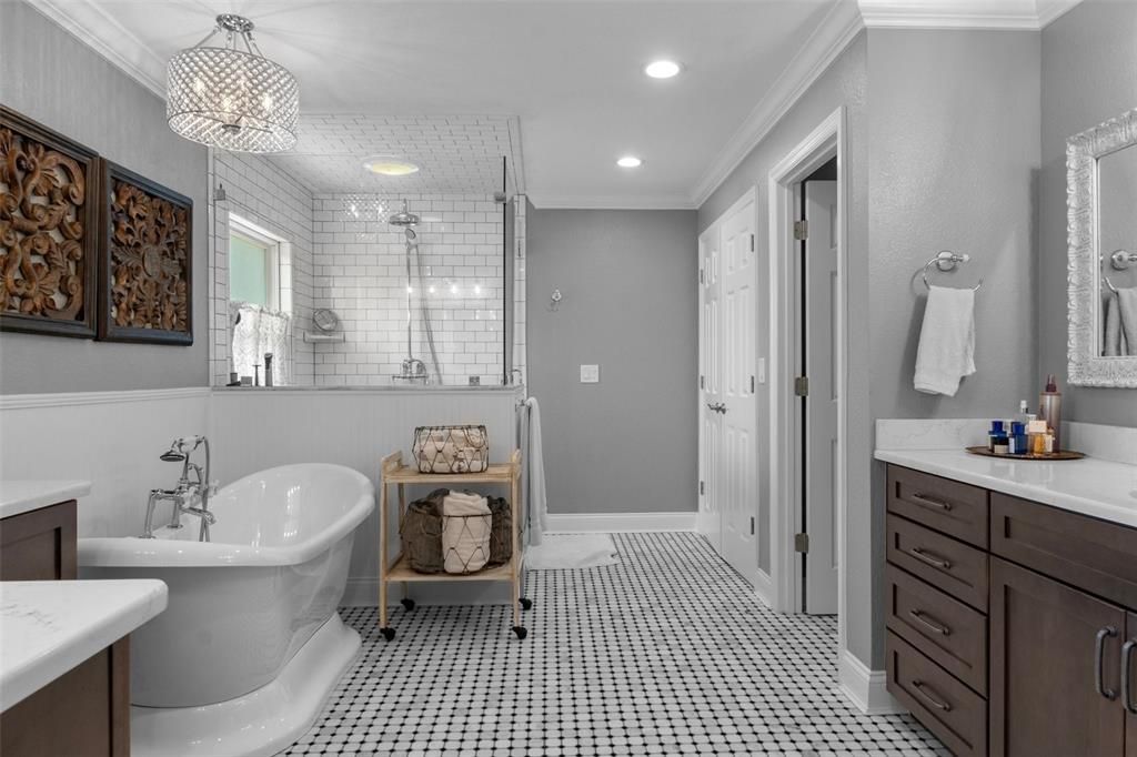 Bathroom, Free Standing Baths, Interior, Pendant Lights, Recessed Lighting