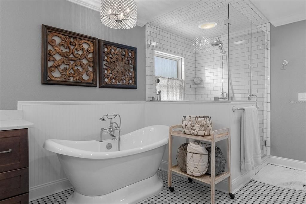 Bathroom, Free Standing Baths, Interior, Pendant Lights, Recessed Lighting