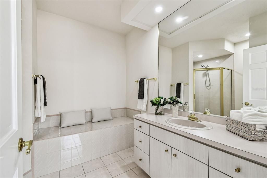Bathroom, Dual Sink Vanities, Interior, Recessed Lighting