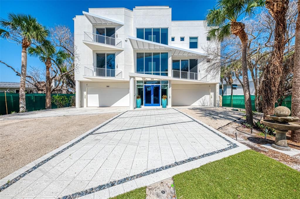 Attached, Exterior, Facade, Modern