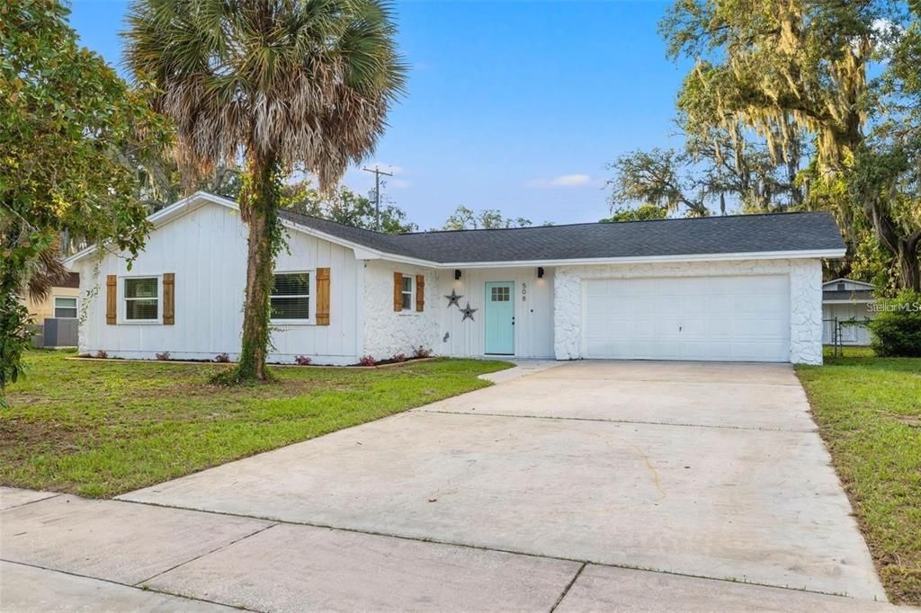 Attached, Exterior, Facade, Ranch