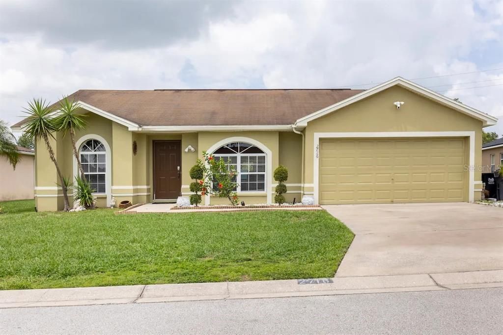 Attached, Exterior, Facade, Ranch