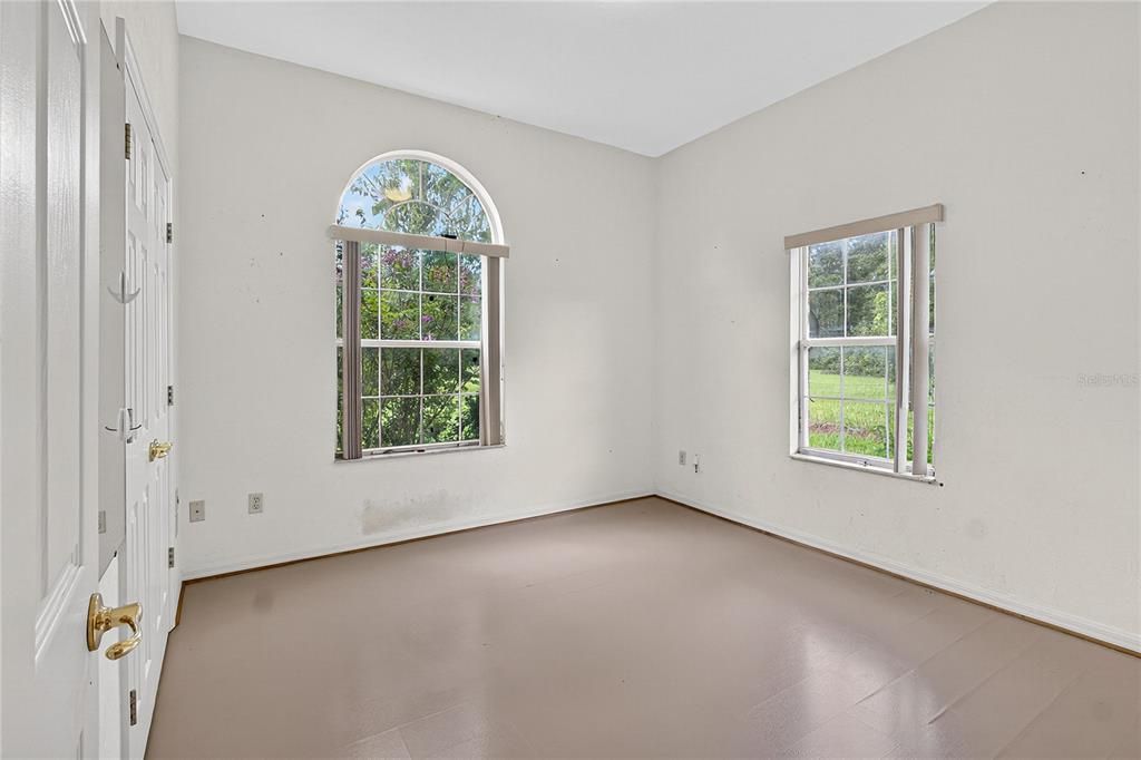 Empty room, Interior