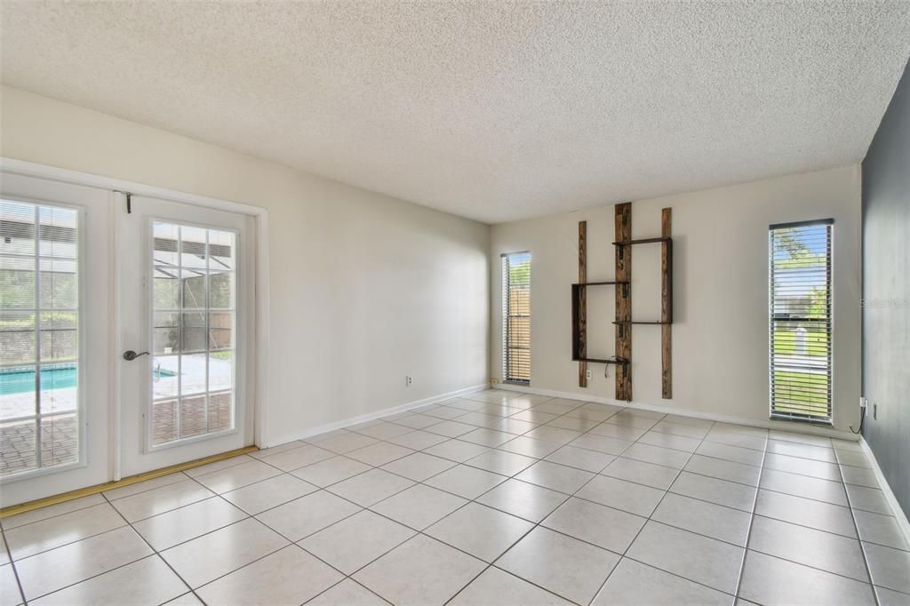 Empty room, Interior
