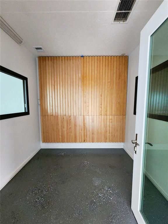 Empty room, Interior