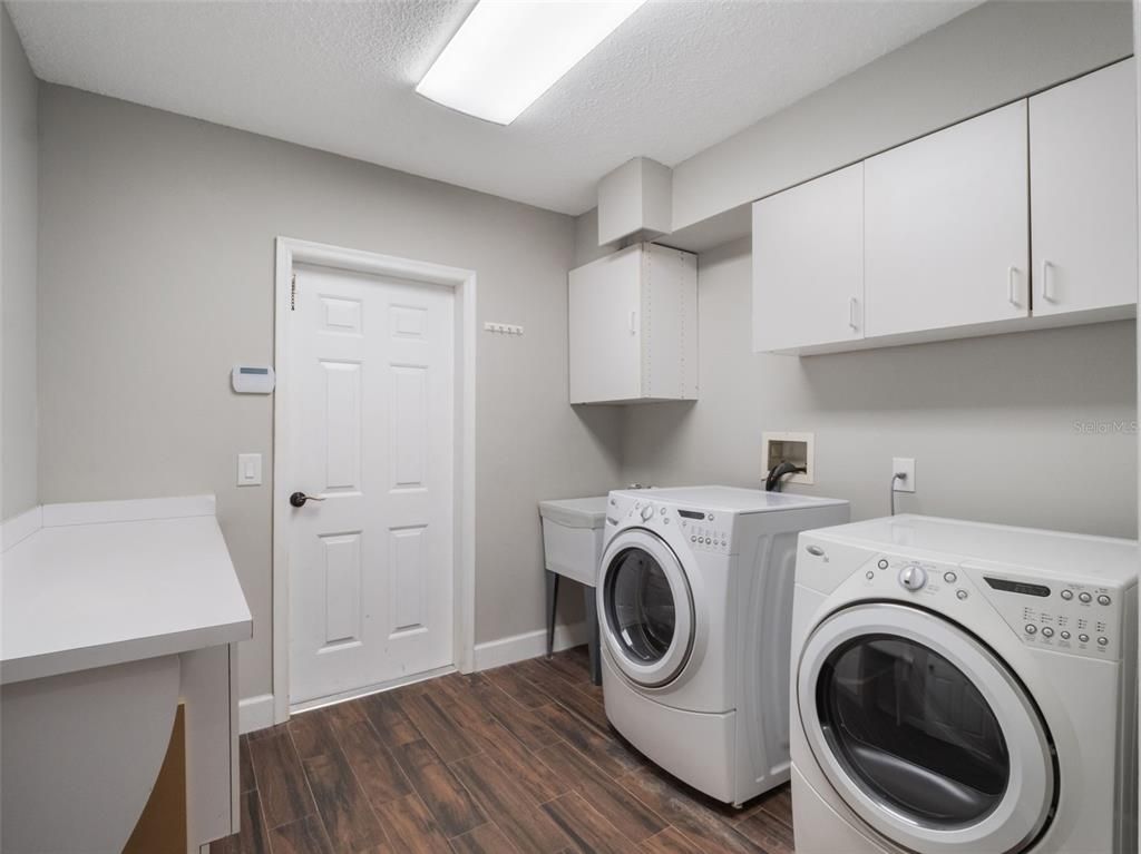 Interior, Washer, Wood Texture Flooring