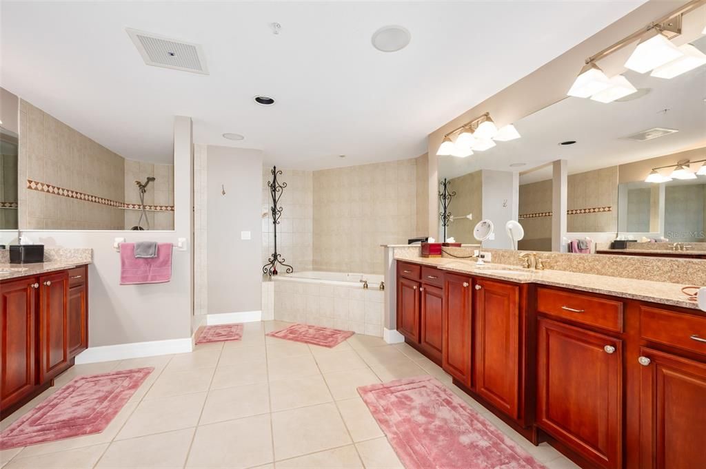 Bathroom, Dual Sink Vanities, Interior, Recessed Lighting