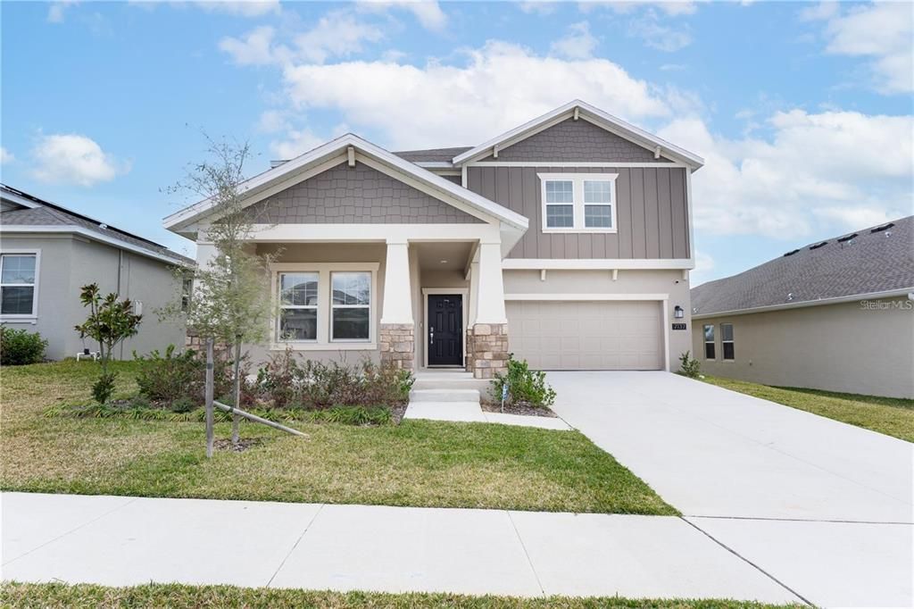 Attached, Exterior, Facade, American Craftsman
