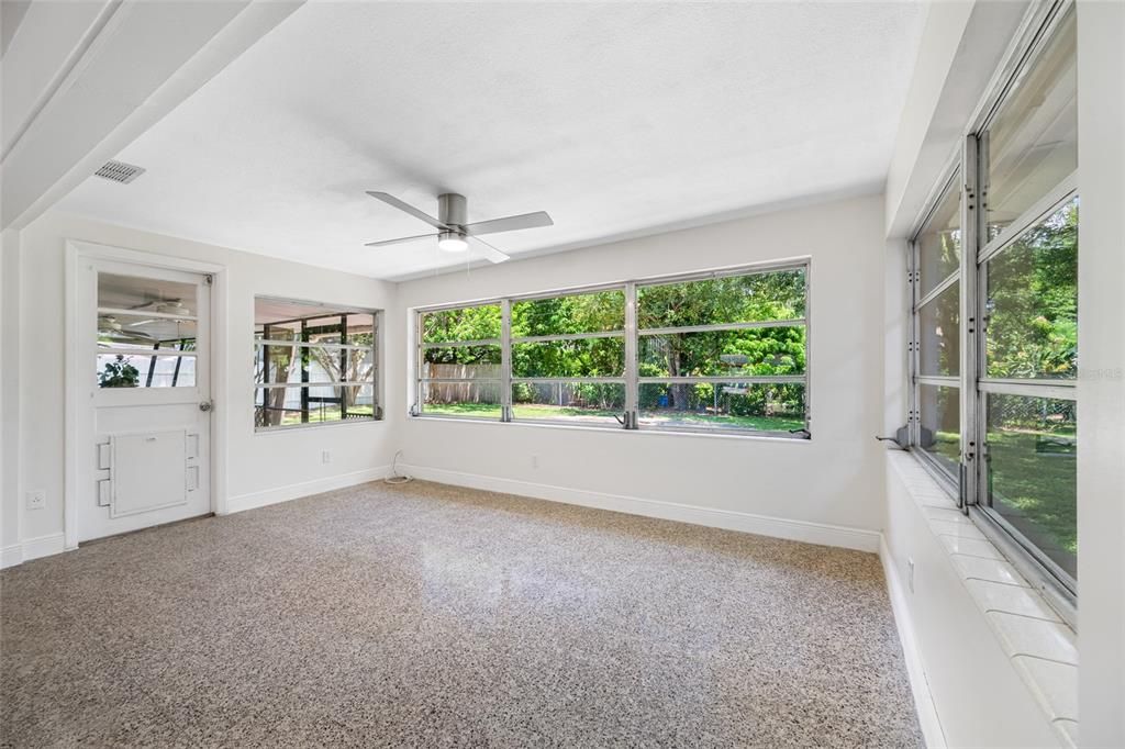 Empty room, Interior