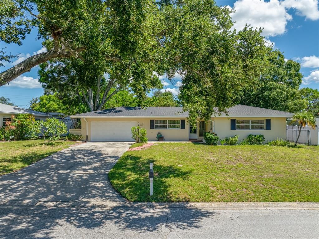 Attached, Exterior, Facade, Ranch