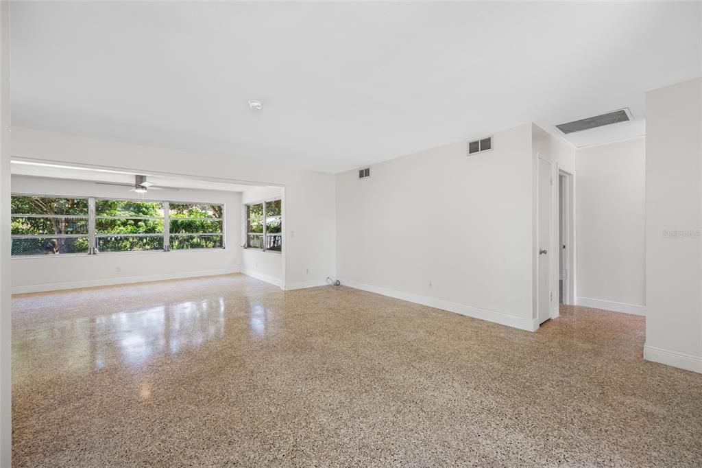 Empty room, Interior