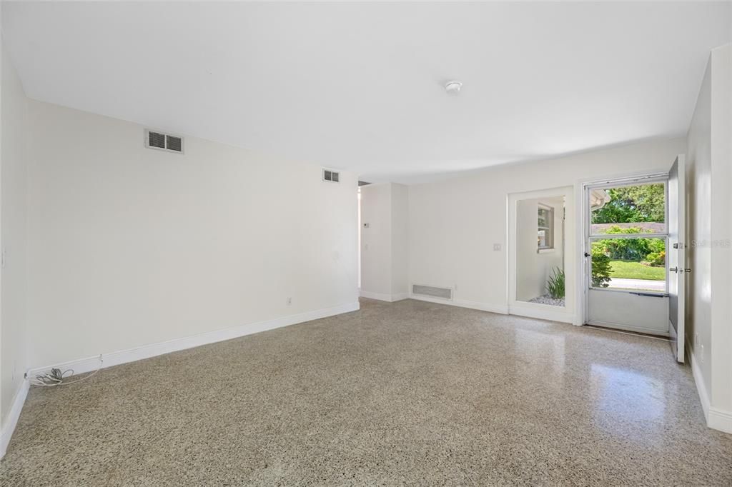 Empty room, Interior