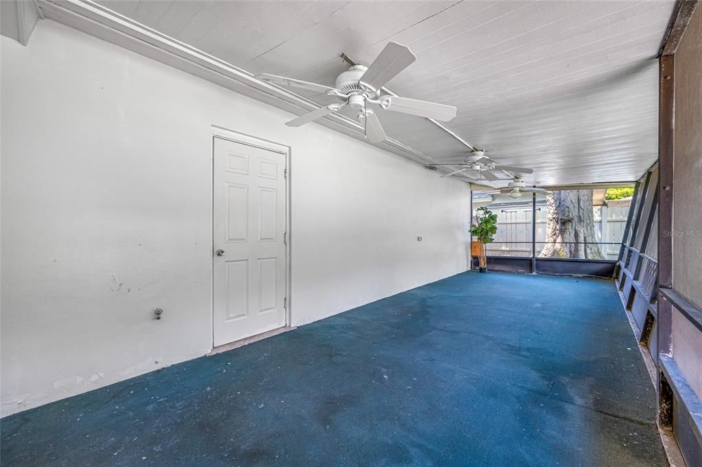 Empty room, Interior