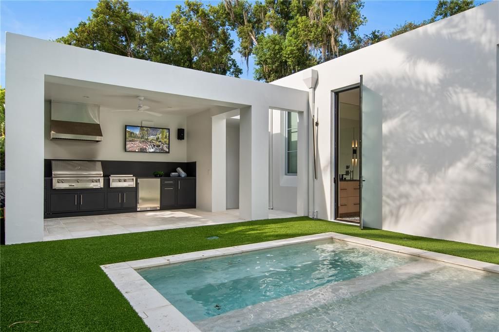 Exterior, Outdoor Kitchen, Pool