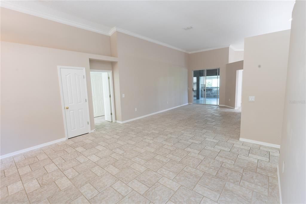 Empty room, Interior