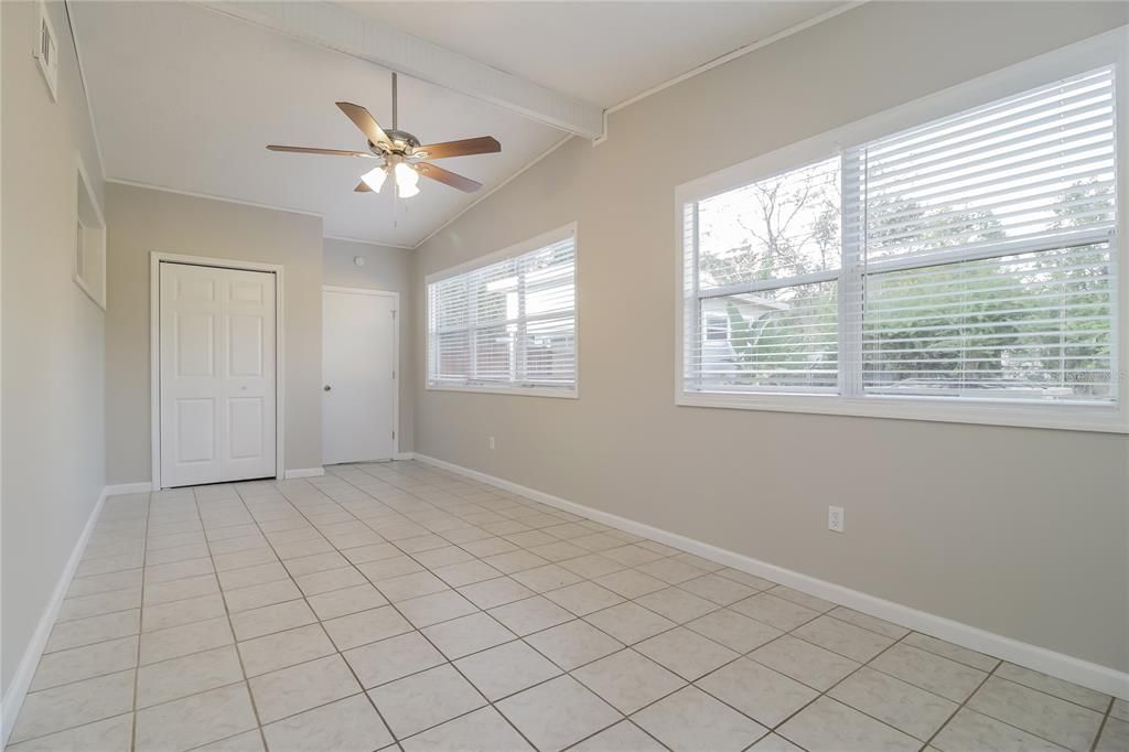 Empty room, Interior