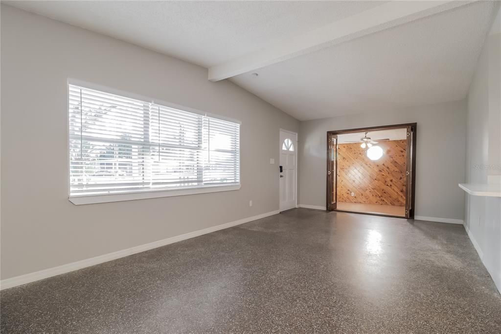 Empty room, Interior