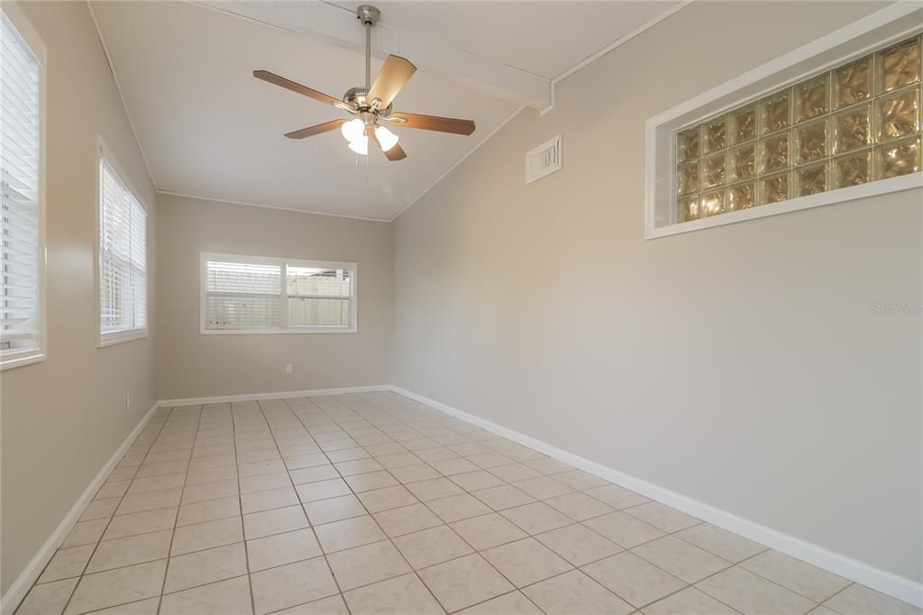 Empty room, Interior
