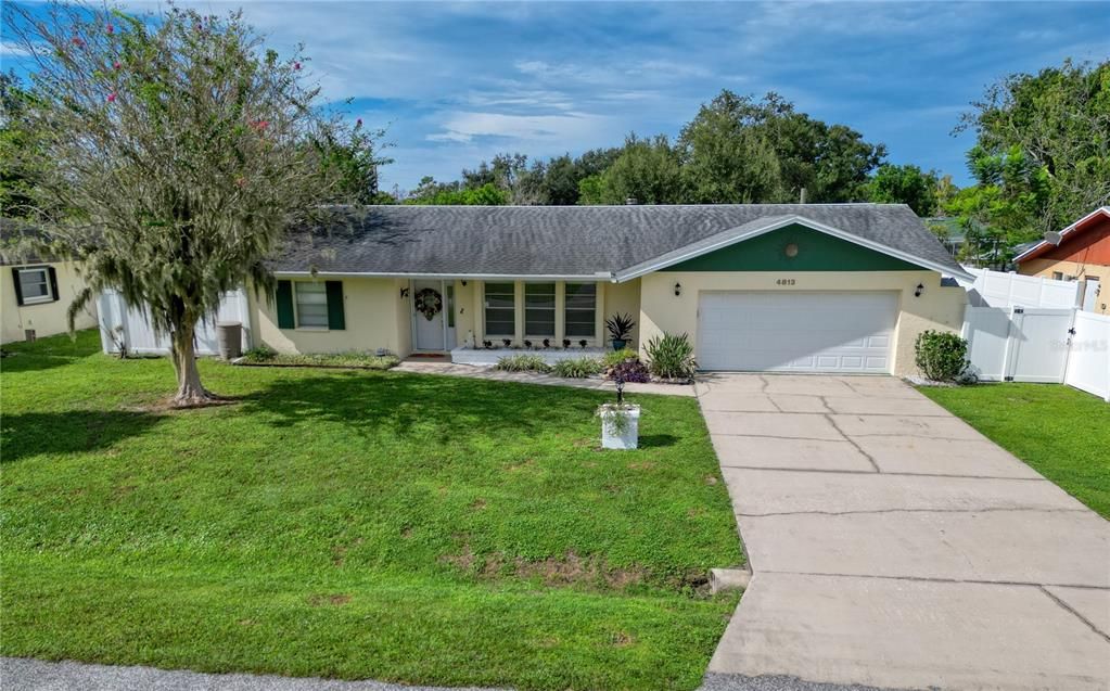 Attached, Exterior, Facade, Ranch