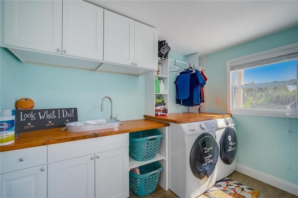 Interior, Washer, Wood Texture Flooring