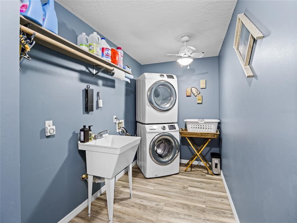 Interior, Washer, Wood Texture Flooring