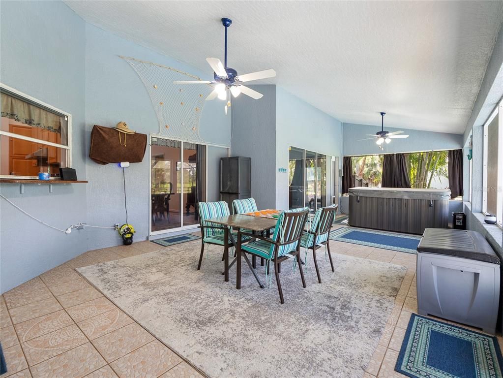 Dining room, Hot Tub, Interior