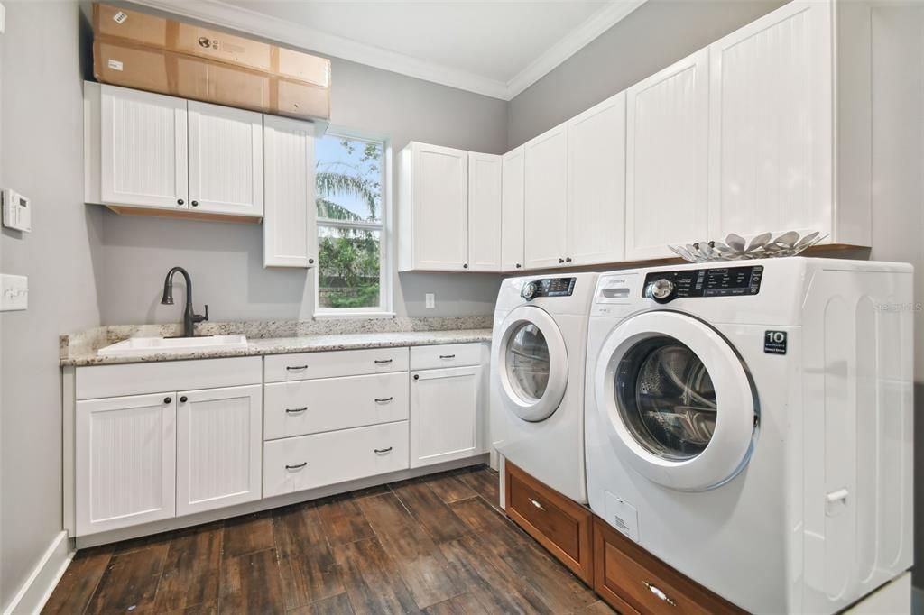 Interior, Washer, Wood Texture Flooring