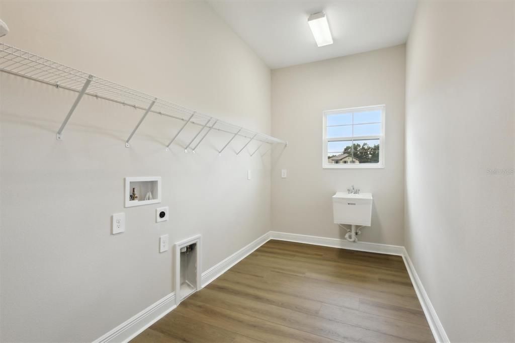 Interior, Walk-in Closets, Wood Texture Flooring