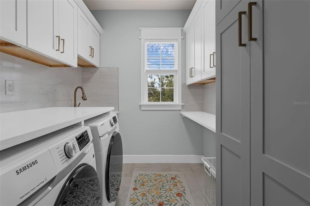 Interior, Washer, Wood Texture Flooring