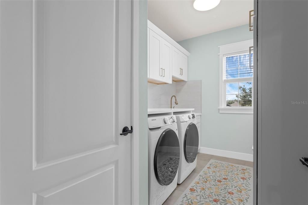 Interior, Recessed Lighting, Washer, Wood Texture Flooring