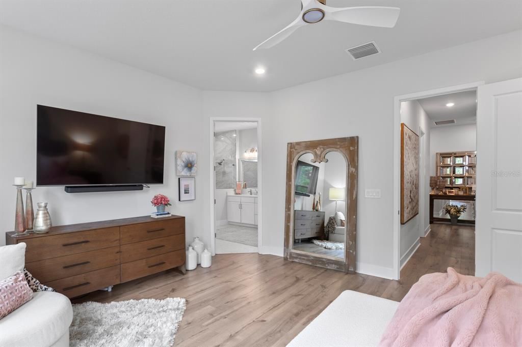Interior, Recessed Lighting, Wood Texture Flooring
