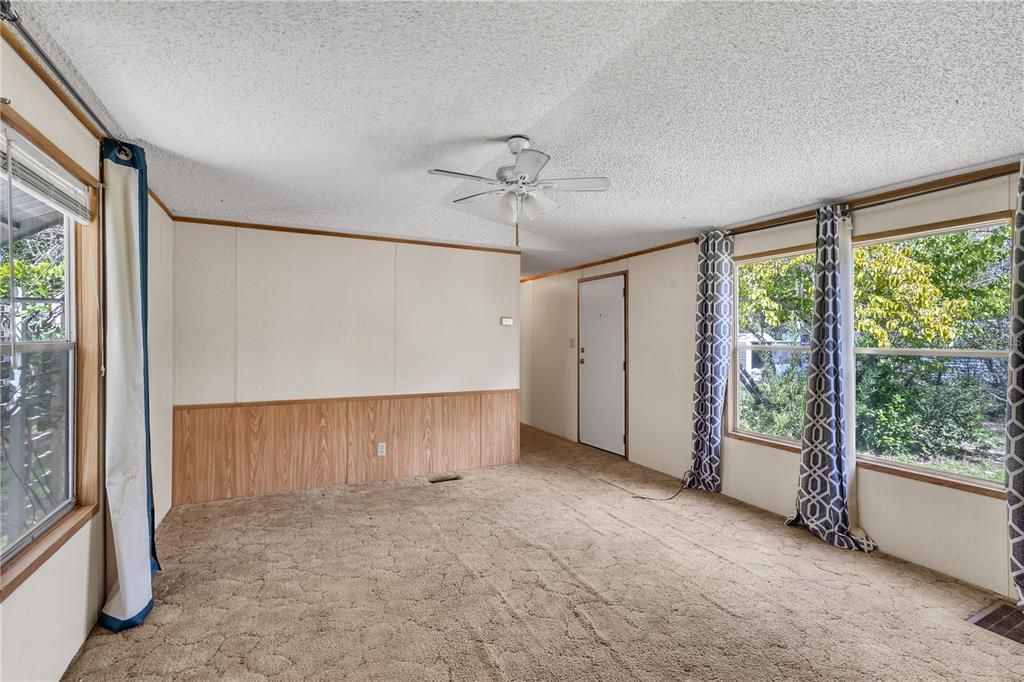 Empty room, Interior