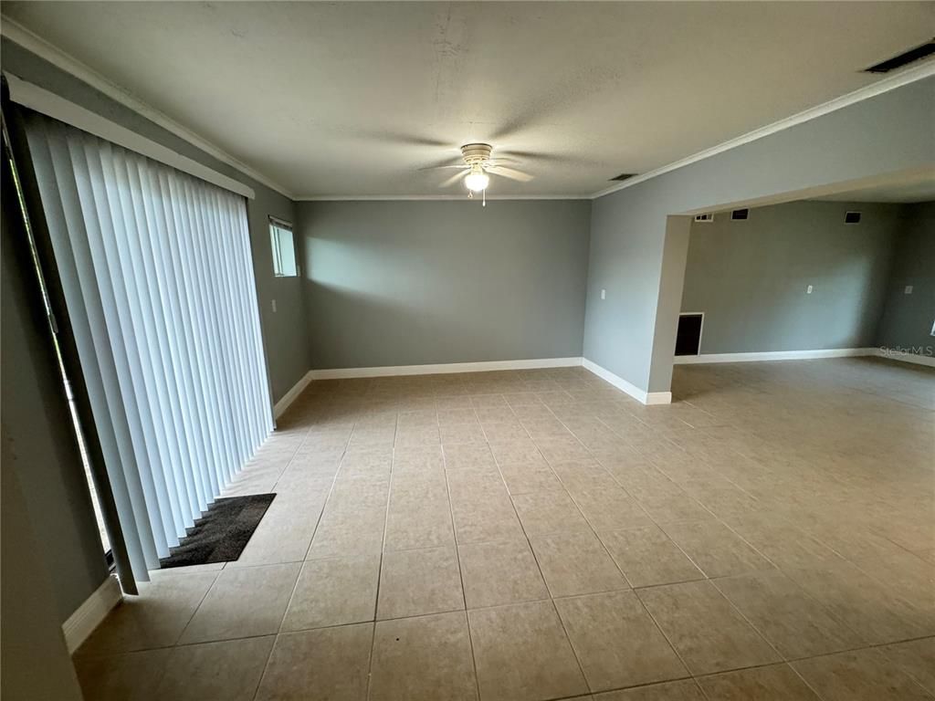 Empty room, Interior