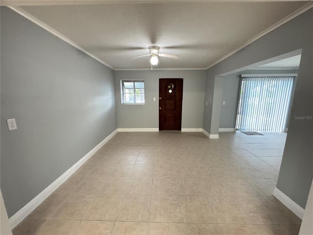 Empty room, Interior