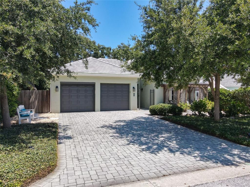 Attached, Exterior, Facade, Ranch