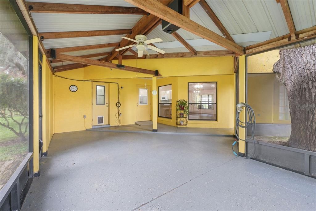 Empty room, Interior, Wooden Beams
