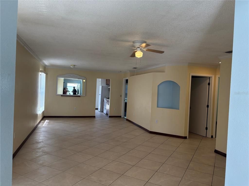 Empty room, Interior