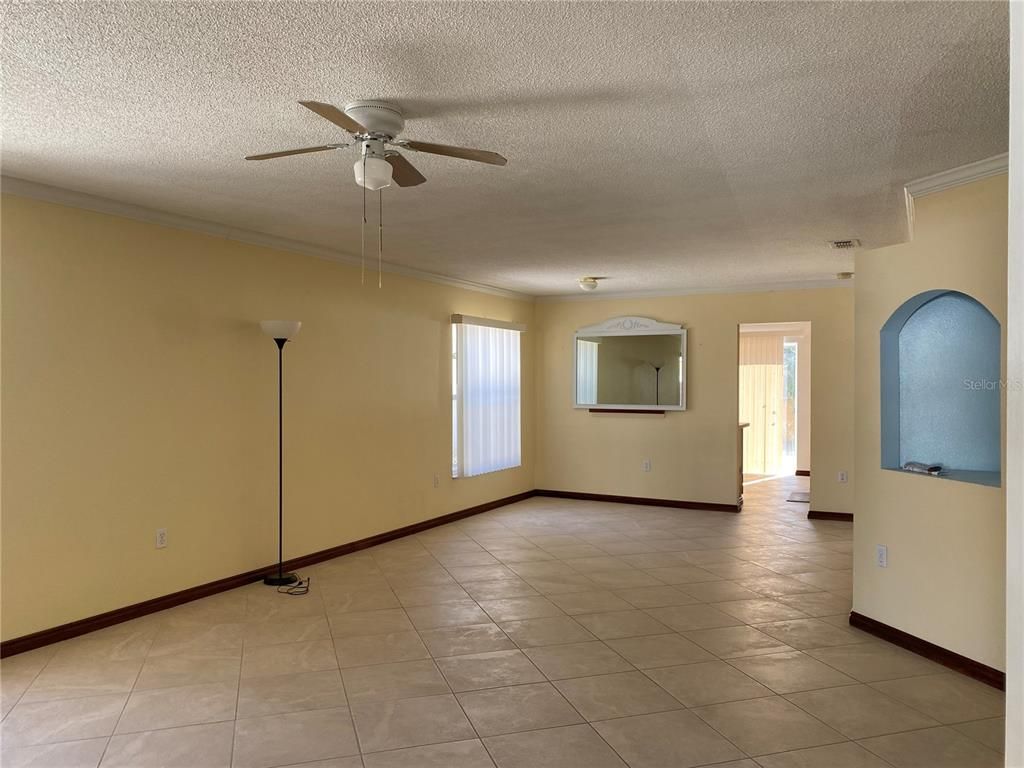 Empty room, Interior