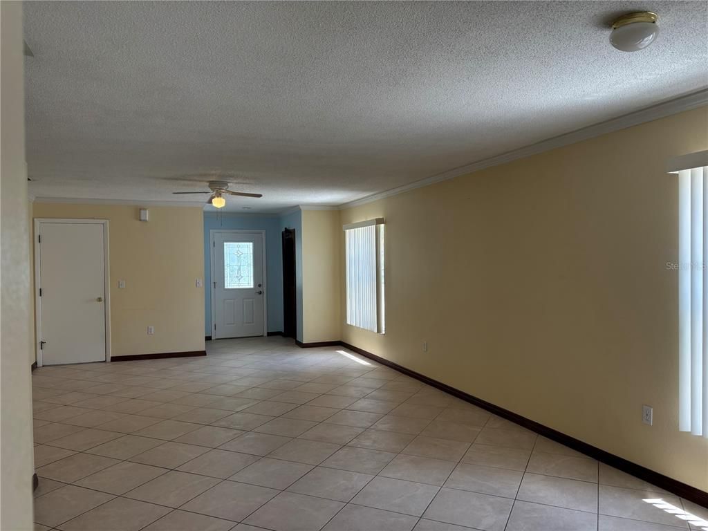 Empty room, Interior