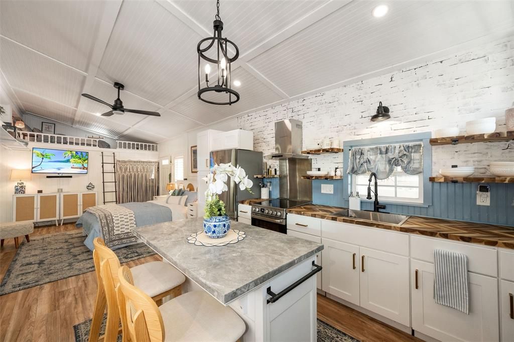 Dining room, Interior, Kitchen, Pendant Lights, Recessed Lighting, Wood Texture Flooring