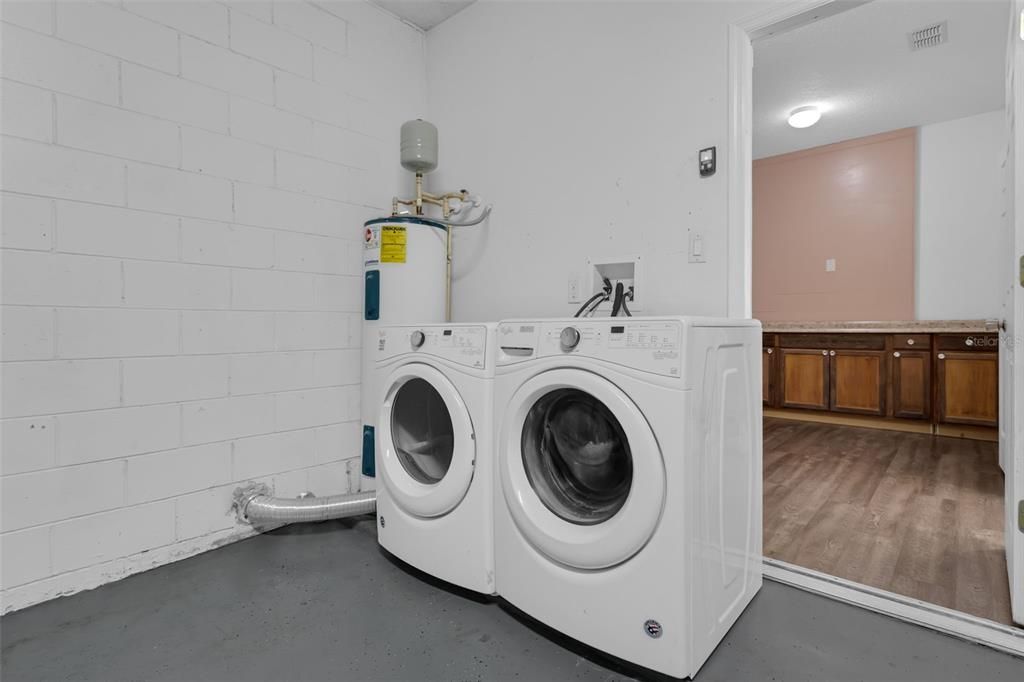 Interior, Washer, Wood Texture Flooring