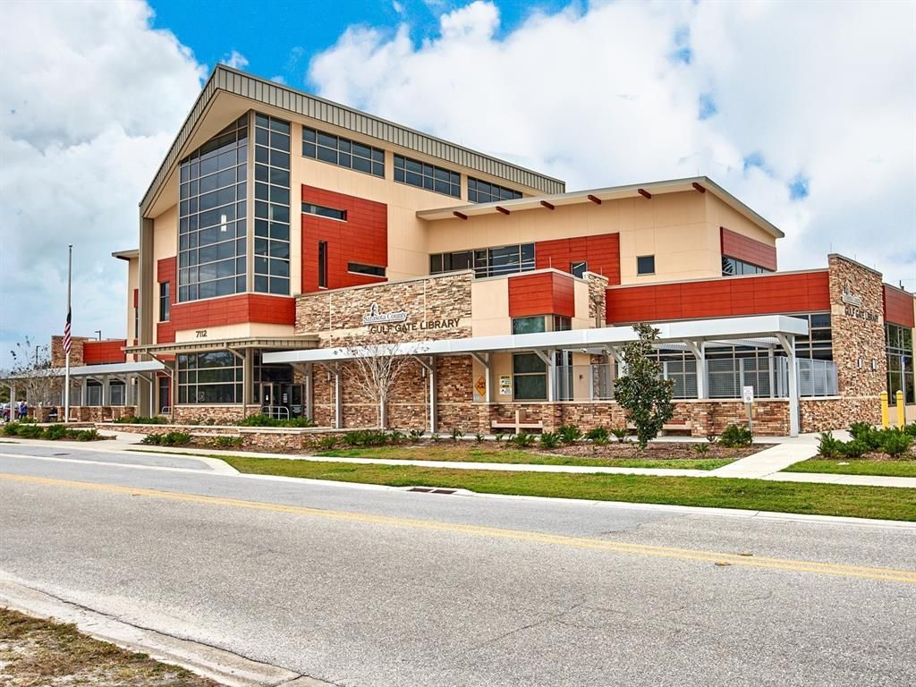 Exterior, Facade, Modern