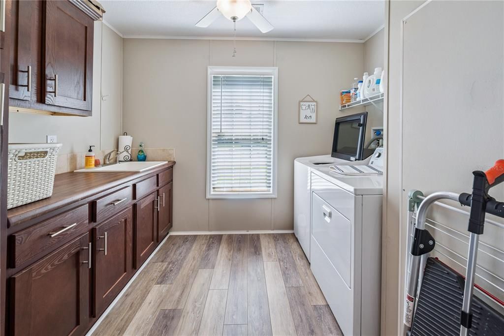 Interior, Washer, Wood Texture Flooring