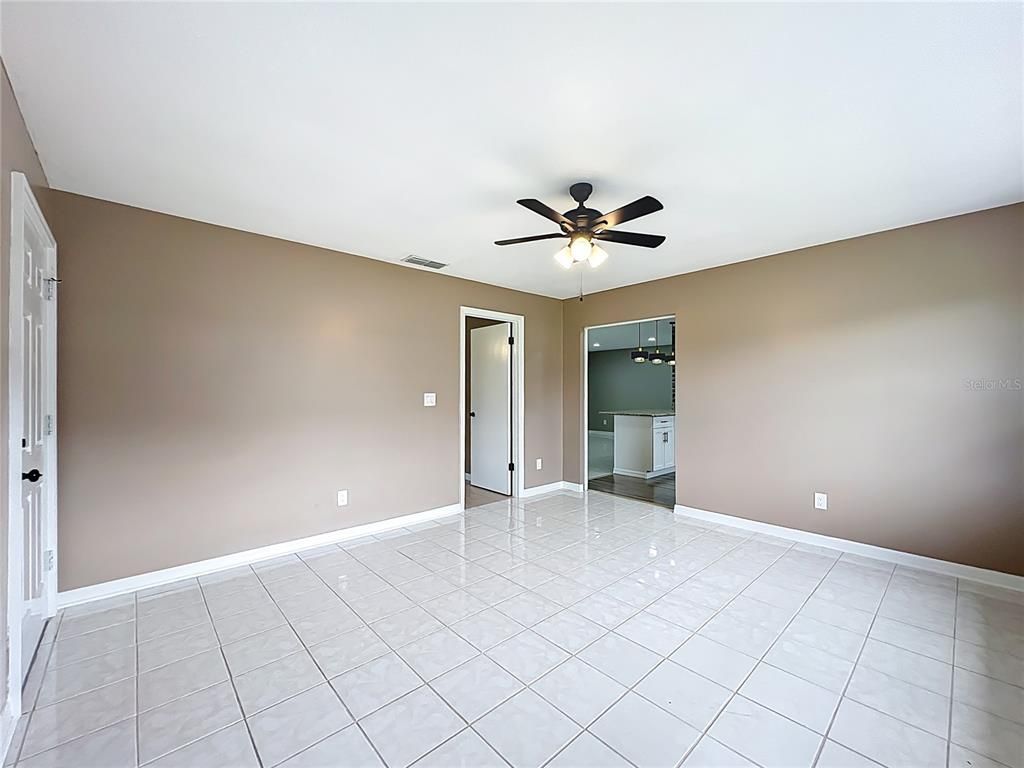 Empty room, Interior